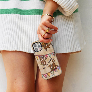 6.Lifestyle 01 Tough Case iPhone 16.jpg