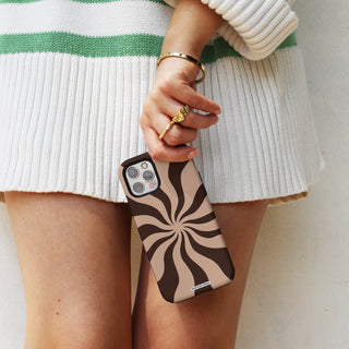 6.Lifestyle 01 Tough Case iPhone 16.jpg global-all